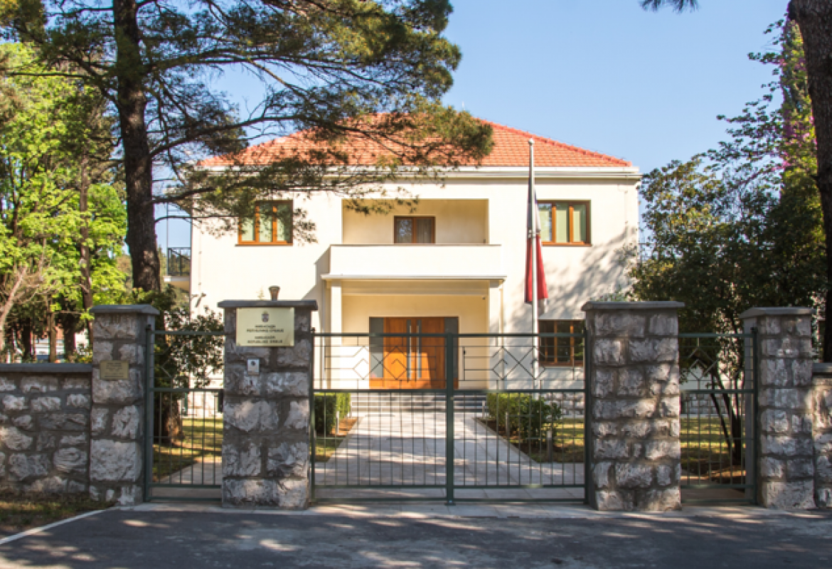 Advokat Jugoslav Krpović kaže da se Branka Milić i dalje nalazi u zgradi ambasade Srbije u Podgorici