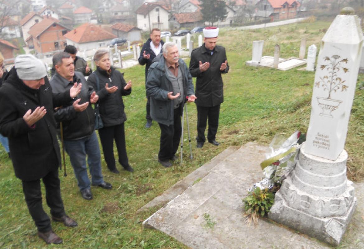 Maglaj: Položeno cvijeće na spomen-obilježje šehidu Rifatu Abidoviću
