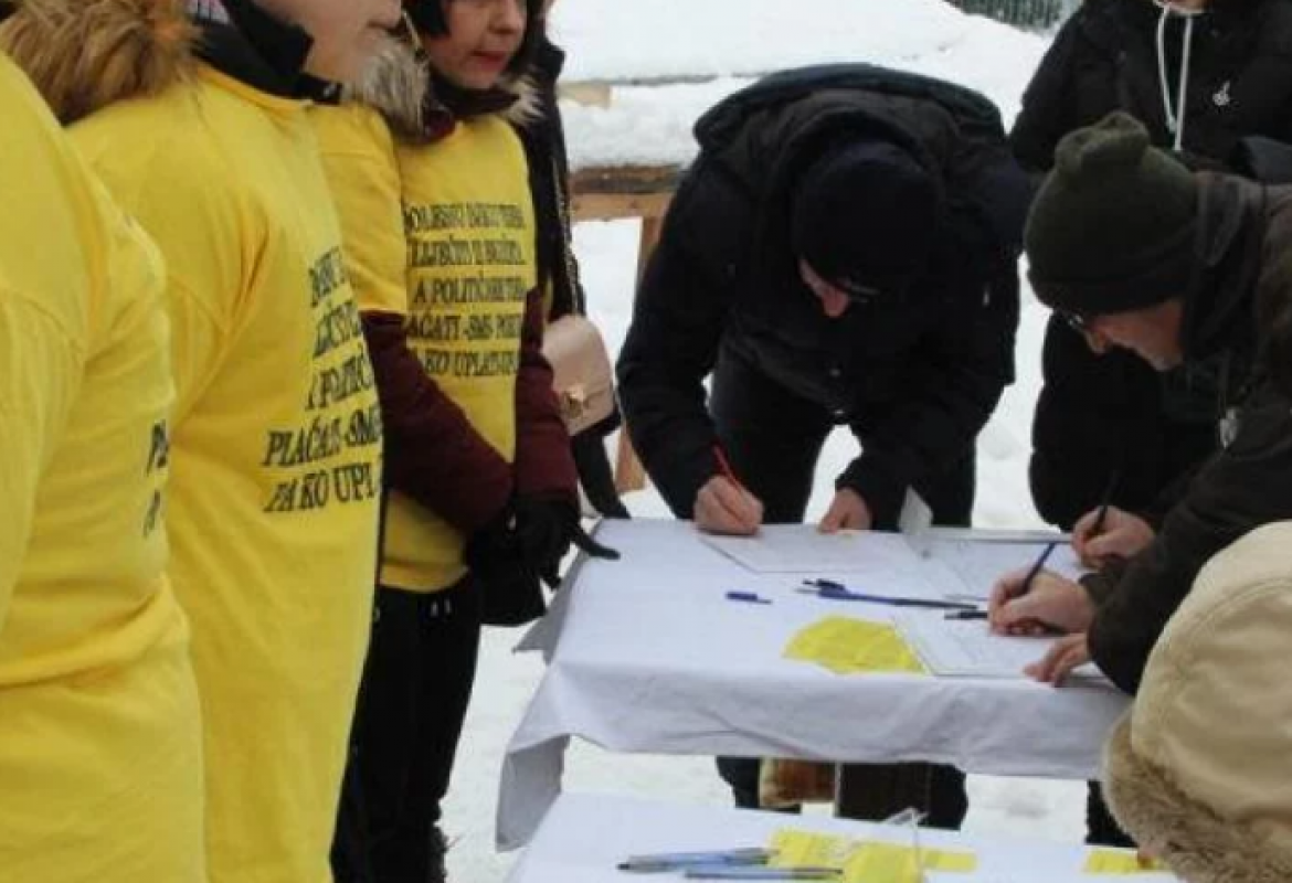 Foto: Potpisivanje peticije za liječenje djece iz budžeta