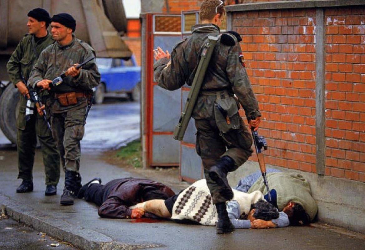 Jeziva, historijska, fotografija Rona Haviva: Golubović šuta u glavu mrtvu Tifu Šabanović