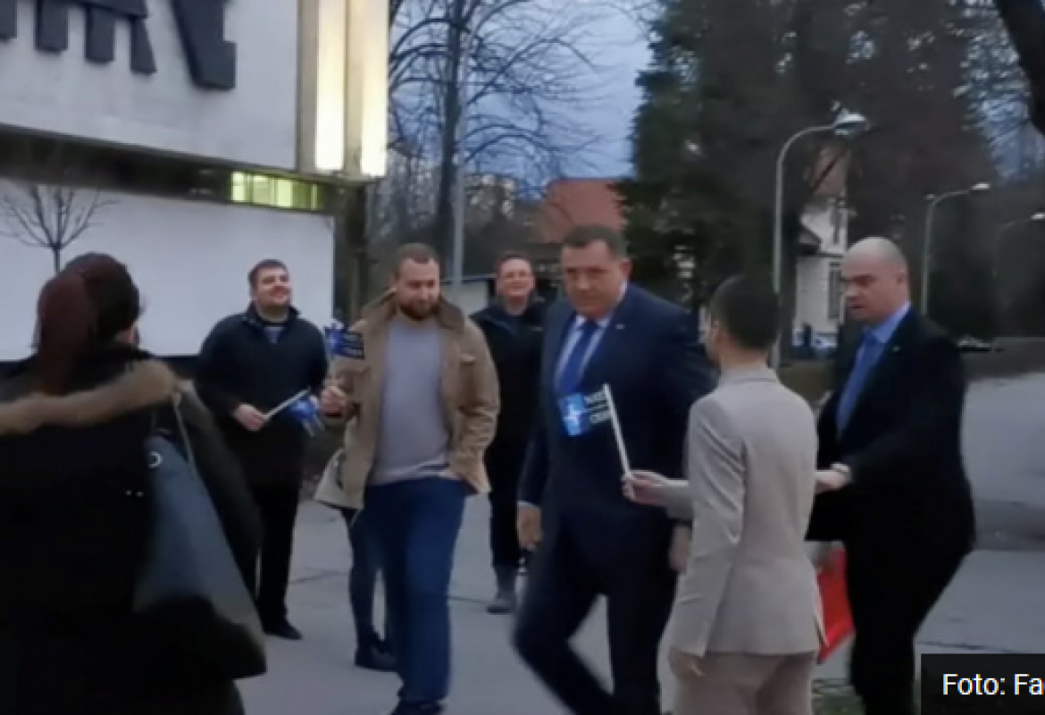 Begić poklonio Dodiku zastavu NATO-a